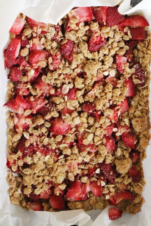 Healthy Strawberry Oatmeal Bars Recipe with Fresh Strawberries